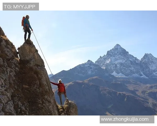 攀岩人生的深度对话：杨强与山峰的心灵交汇与挑战之旅